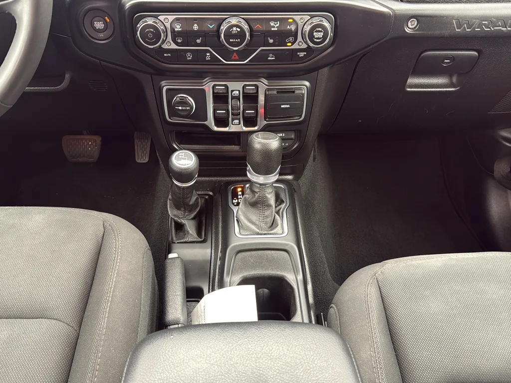 Used 2023 Red Jeep Sport S image 19