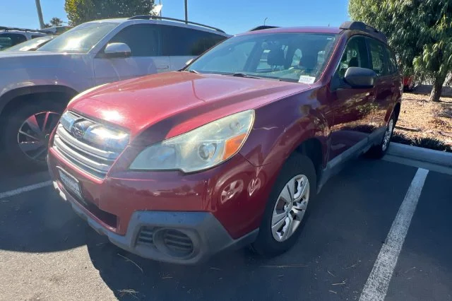 Used 2013  Subaru 2.5i image 2