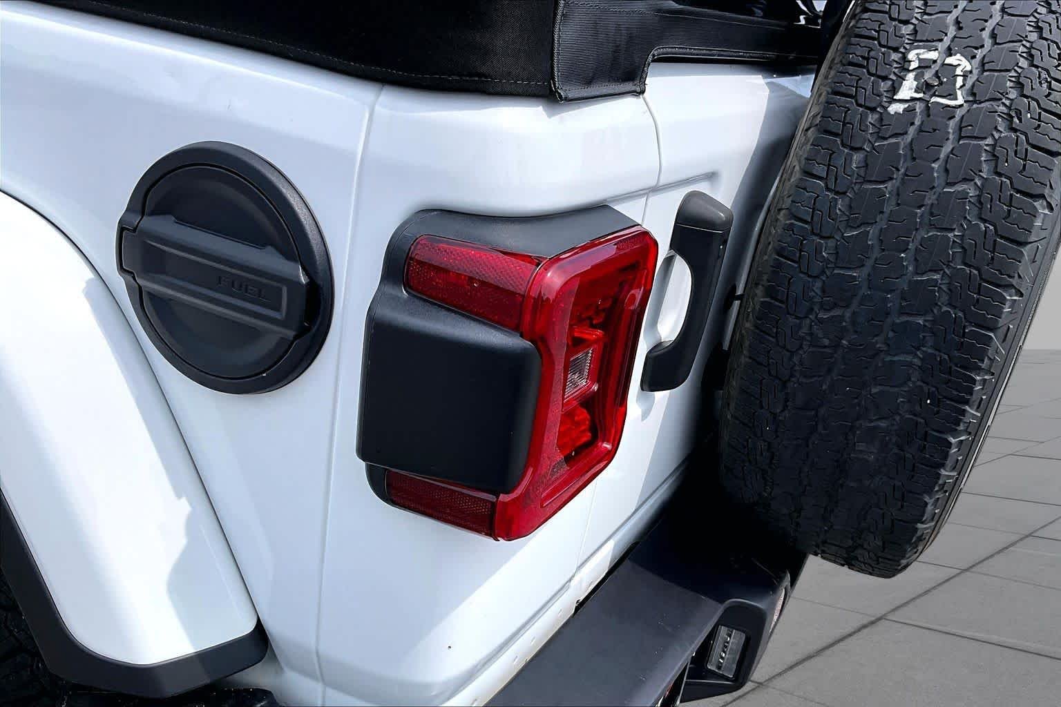 Used 2022 Bright White Clearcoat Jeep Unlimited Sahara image 27