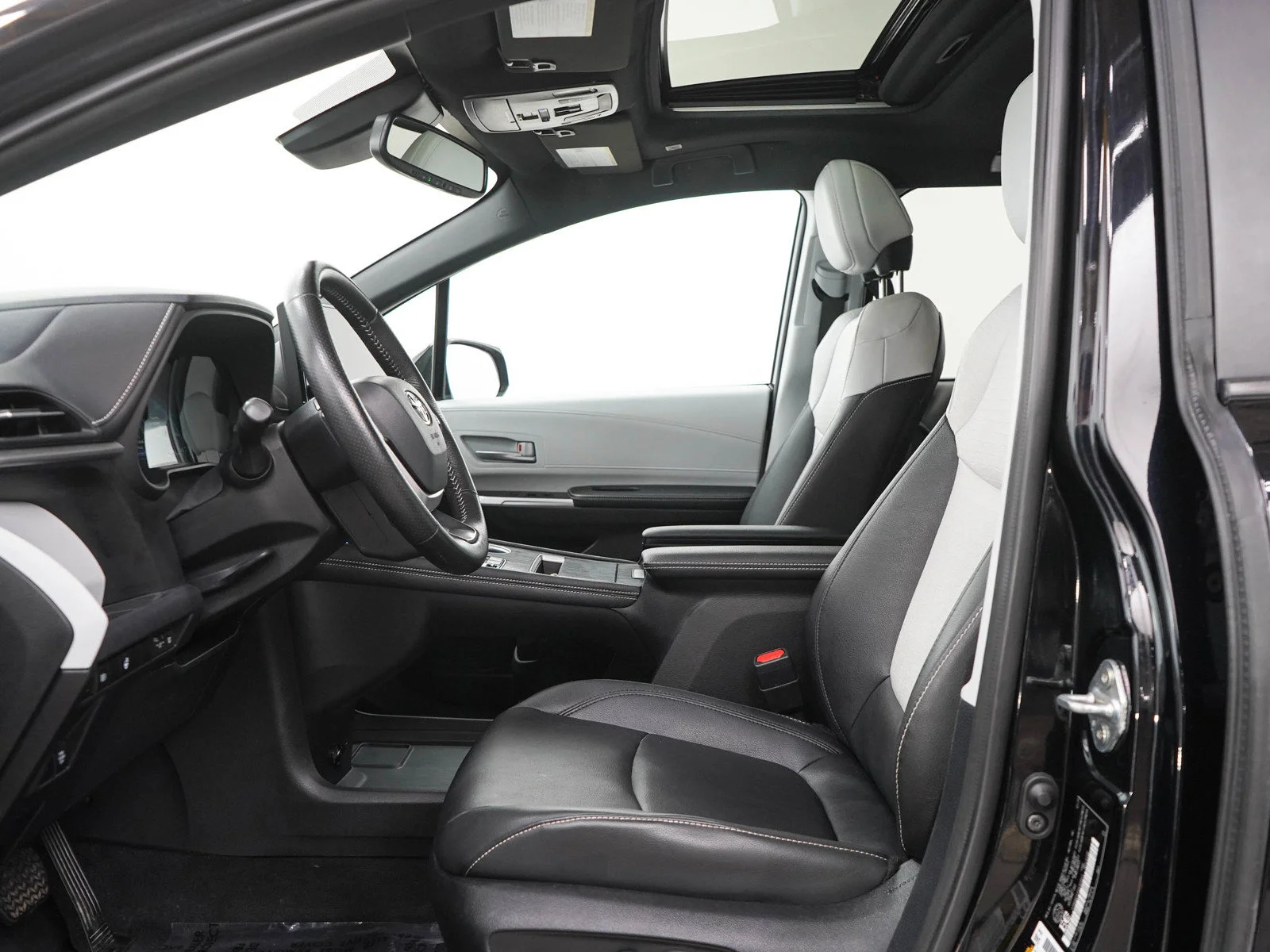 Used 2025  Toyota  image 23