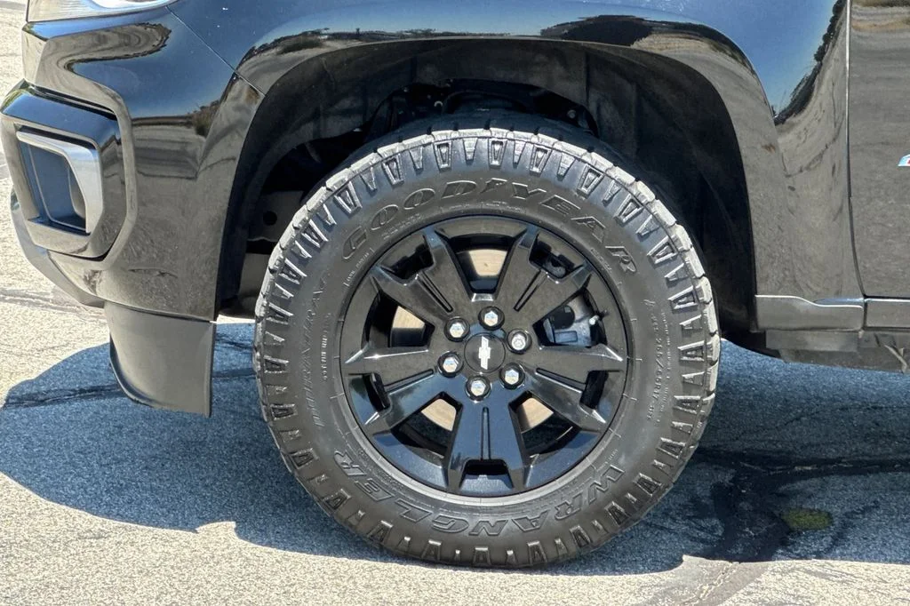 Used 2022 Black Chevrolet Z71 image 32