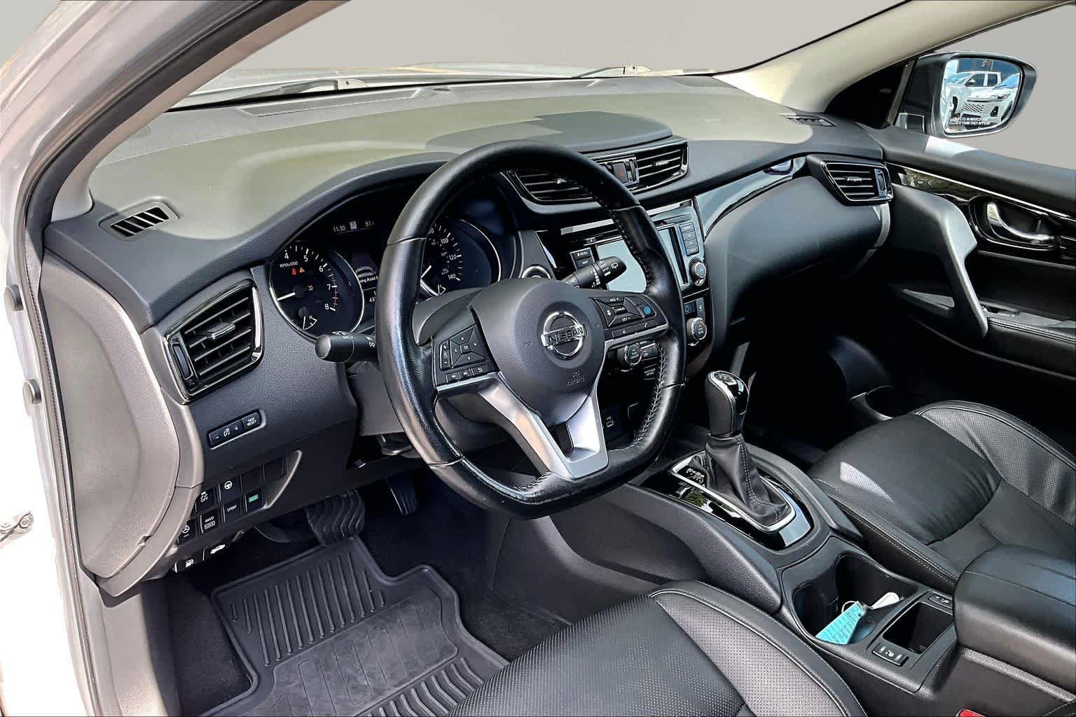 Used 2022 Brilliant Silver Metallic Nissan SL image 18