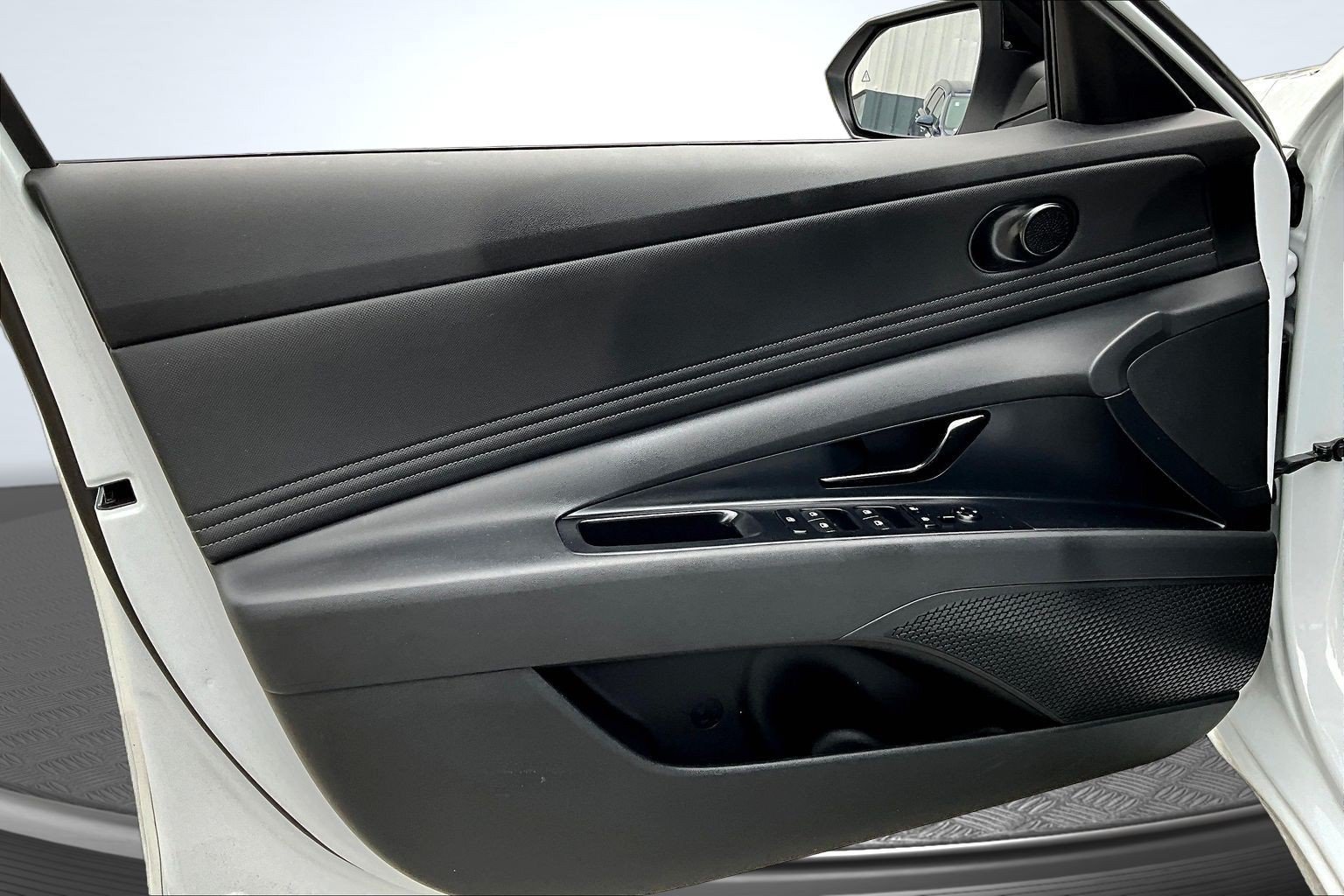Used 2025 White Hyundai SEL Sport image 18