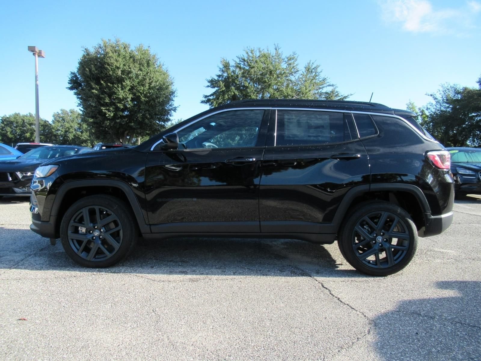 New 2026 Diamond Black Crystal Pearlcoat Jeep Latitude image 4