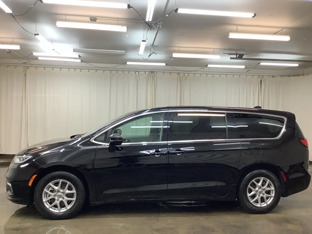Used 2024 Diamond Black Crystal Pearlcoat Chrysler Touring L image 10
