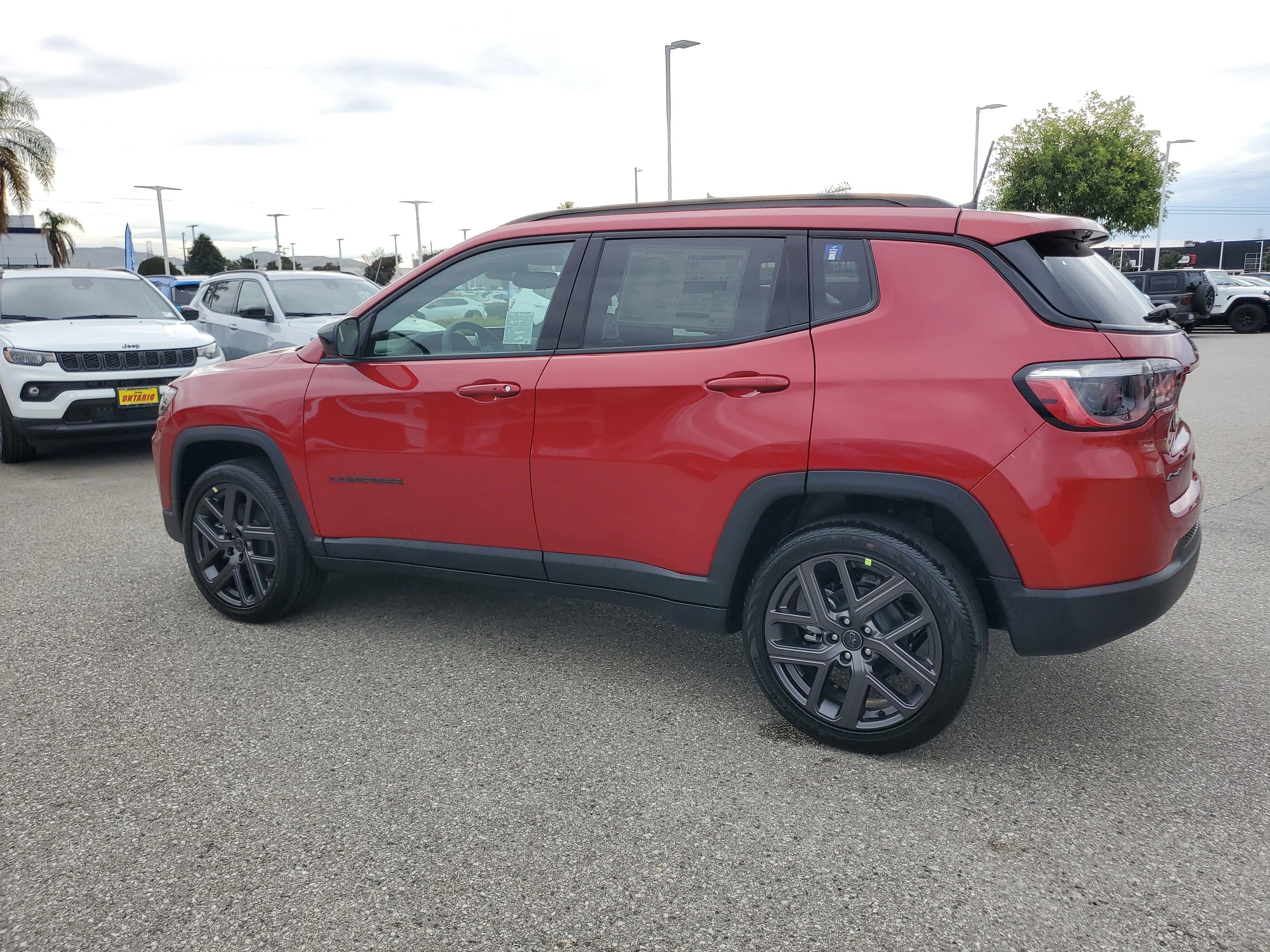 New 2026 Red Hot Pearl-Coat Exterior Paint Jeep Latitude image 6