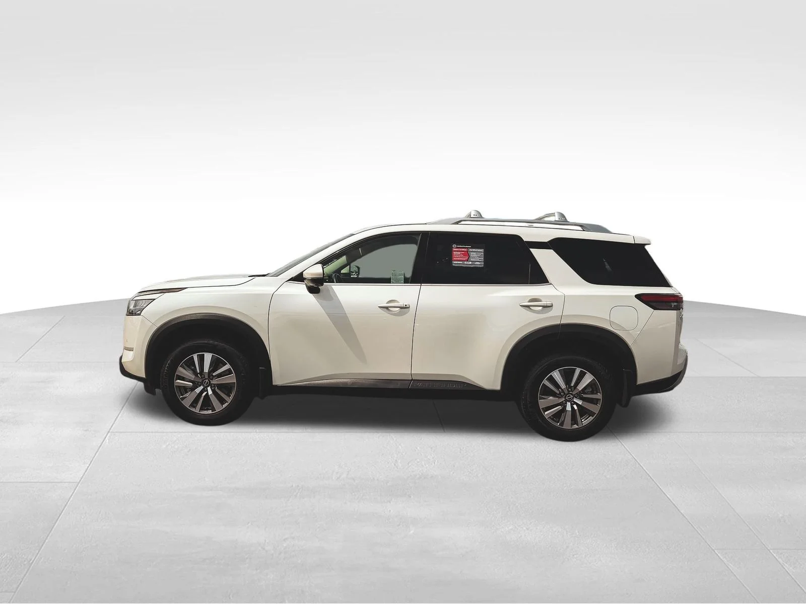 Used 2022 White Nissan SL image 4