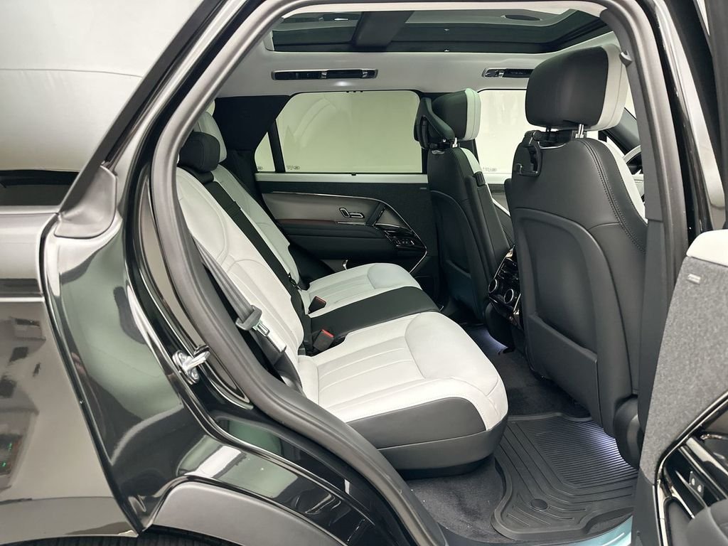 New 2026 Santorini Black Land Rover Dynamic SE image 15