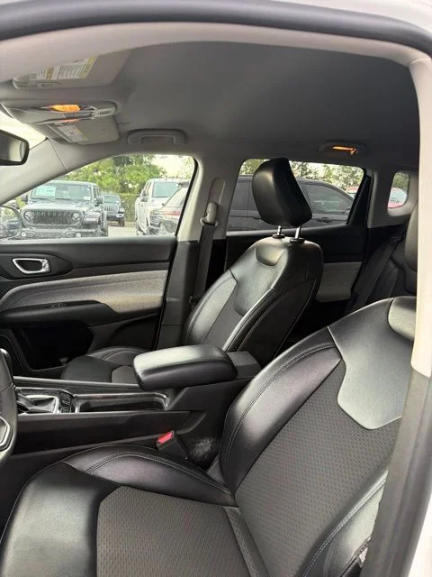 Used 2022 White Jeep Latitude image 8