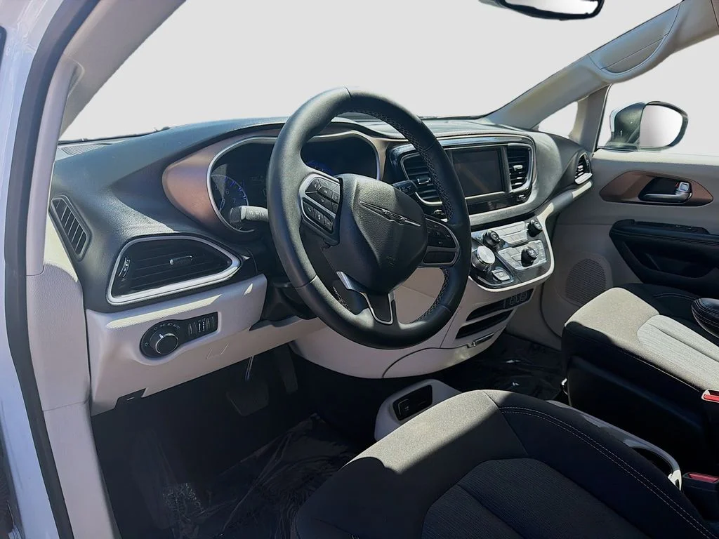 Used 2023 White Chrysler LX image 9