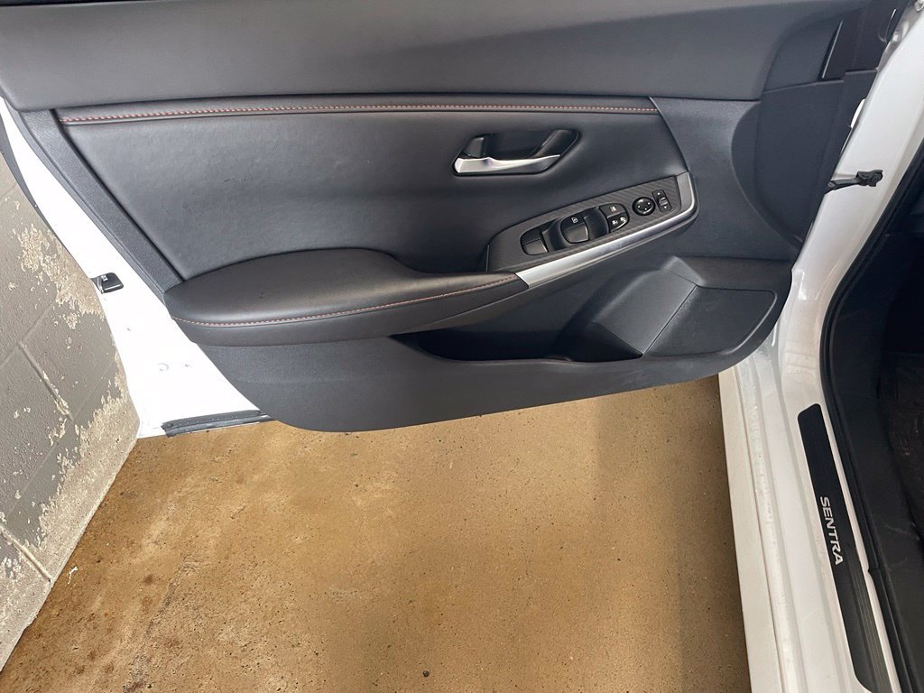 Used 2022 White Nissan SR image 9
