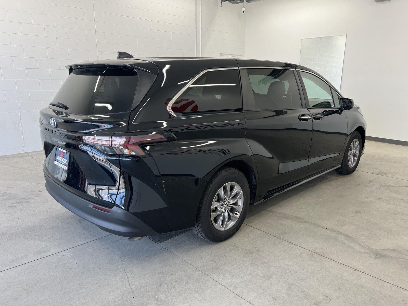 2025 Toyota Sienna LE - Photo 11
