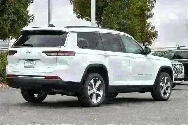 New 2025 Bright White Clear-Coat Exterior Paint Jeep Limited image 4