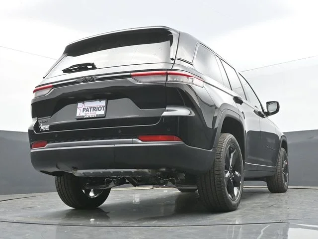 New 2026 Diamond Black Crystal Pearlcoat Jeep Limited image 43