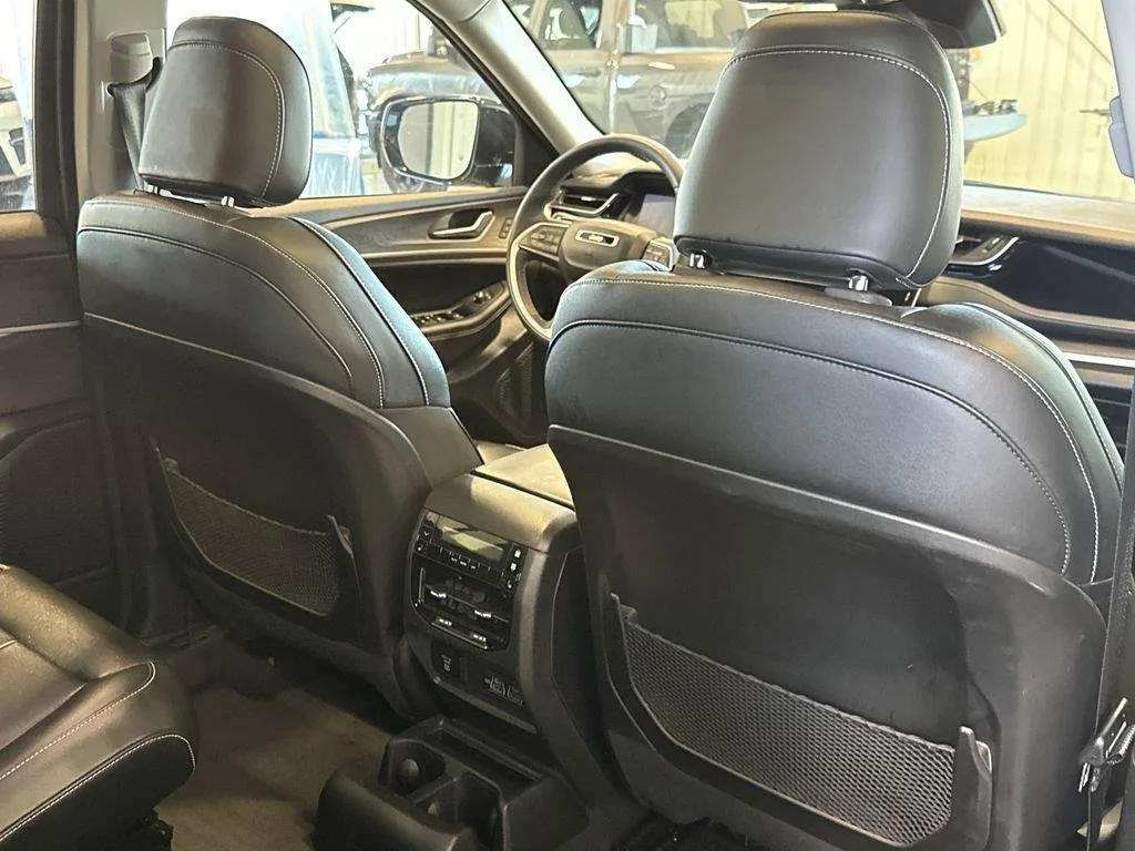 Used 2023 Diamond Black Crystal Pearlcoat Jeep Limited image 36