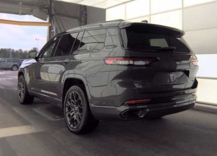 Used 2025 Baltic Gray Metallic Clearcoat Jeep Summit image 6
