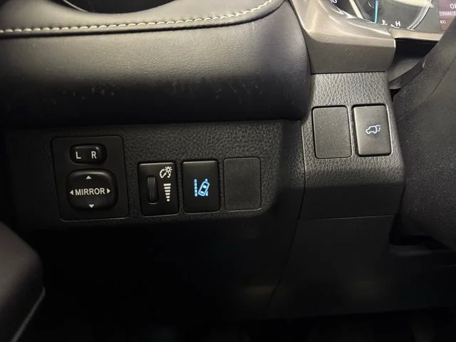 Used 2018 Super White Toyota XLE image 19