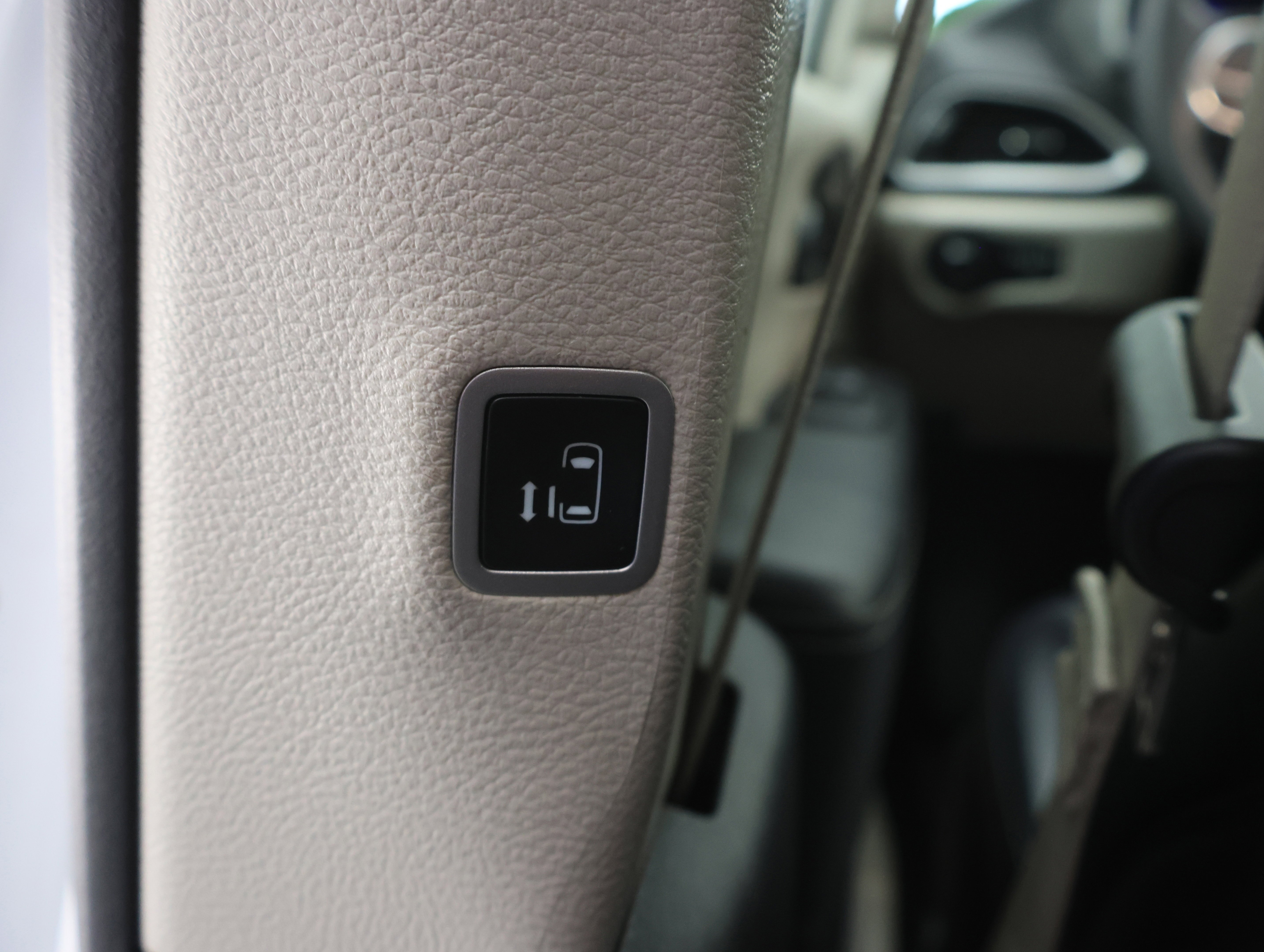Used 2024 Bright White Clearcoat Chrysler Touring L: TOURING L-STOW N GO-QUADS-THIRD-ADAPTIVE CRUISE-1 OWNER image 39