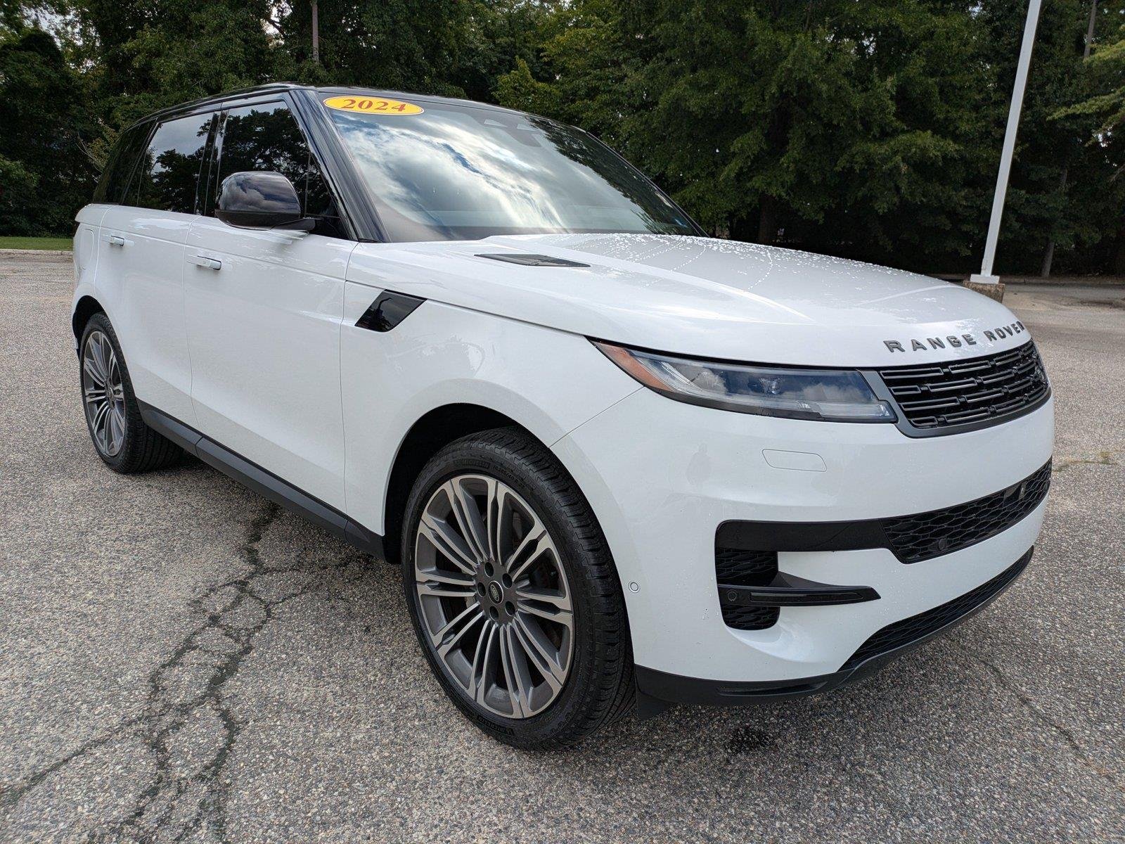 Used 2024 Fuji White Land Rover SE image 2