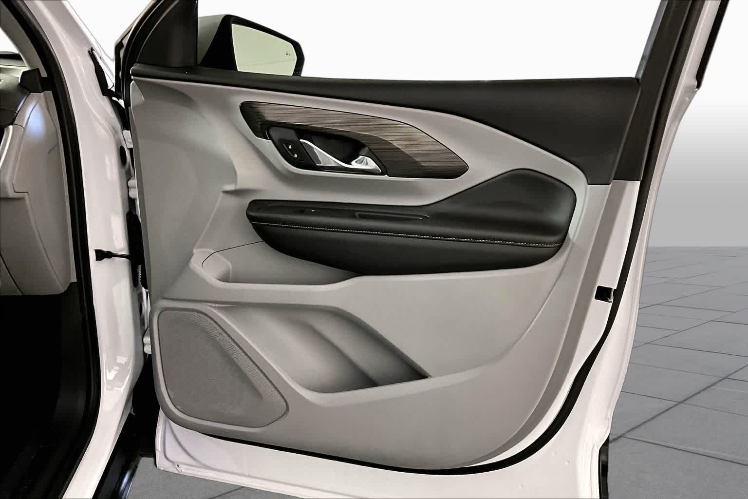 Used 2021 White Frost Tricoat GMC SLT image 22