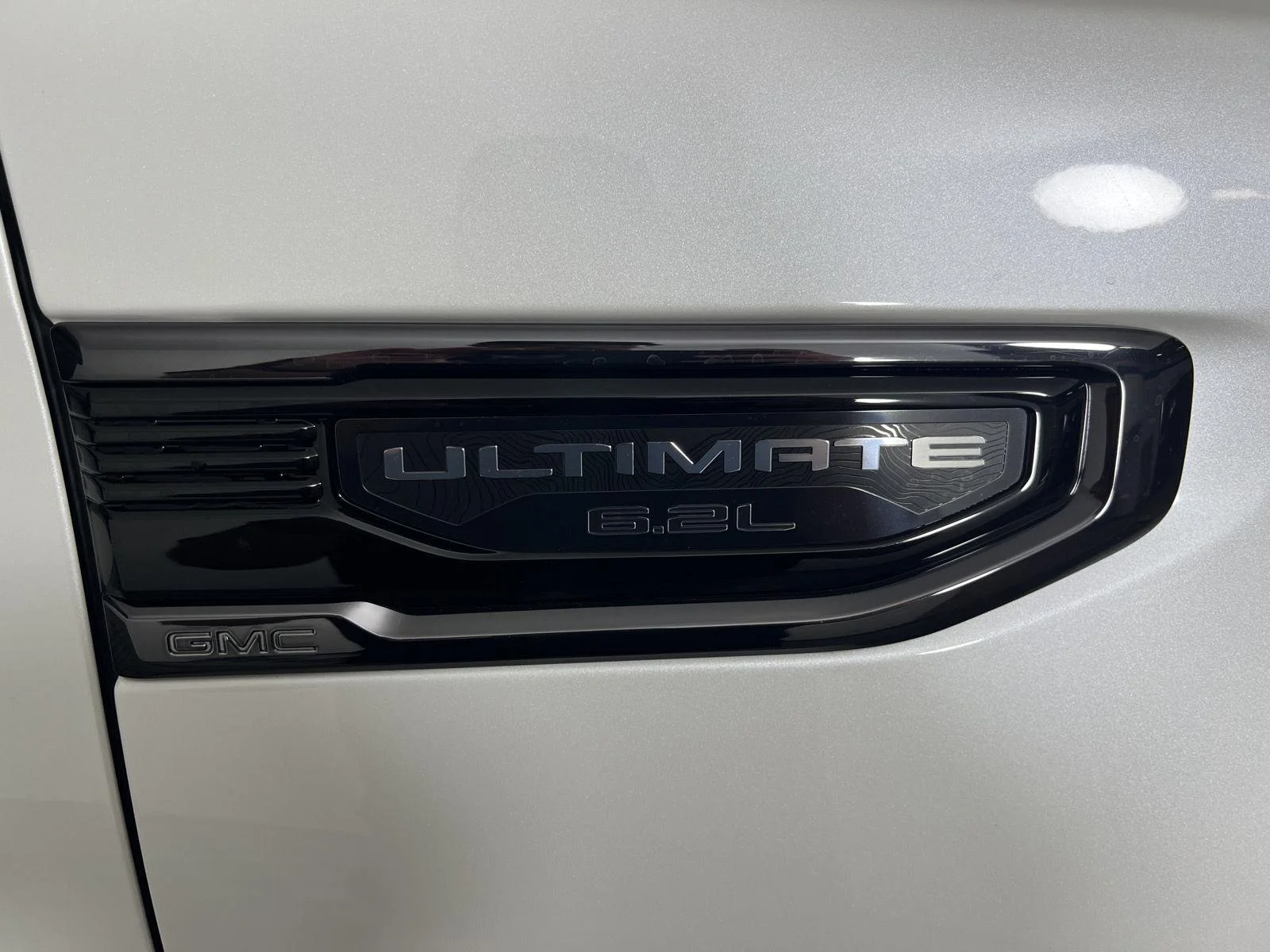 Used 2024 White Frost Tricoat GMC Denali Ultimate image 34