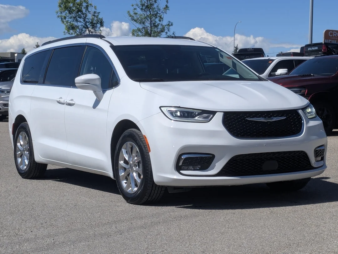 Certified Used 2022 White Chrysler Touring L - - AWD - Stow n Go Seating - 360 Cam - Remote Start - Pwr Sliding Doors & More! image 2