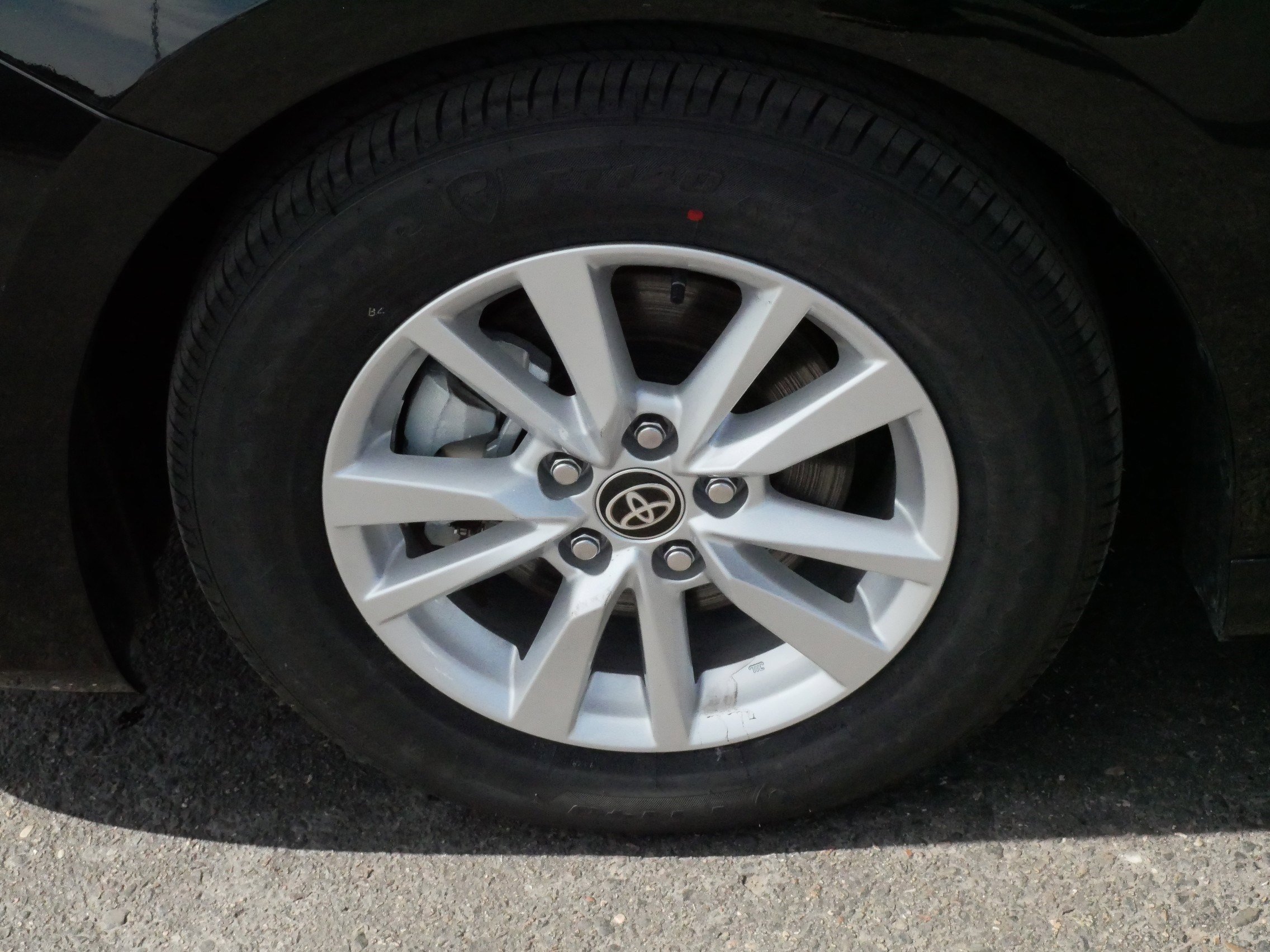 2025 Toyota Camry LE - Photo 15