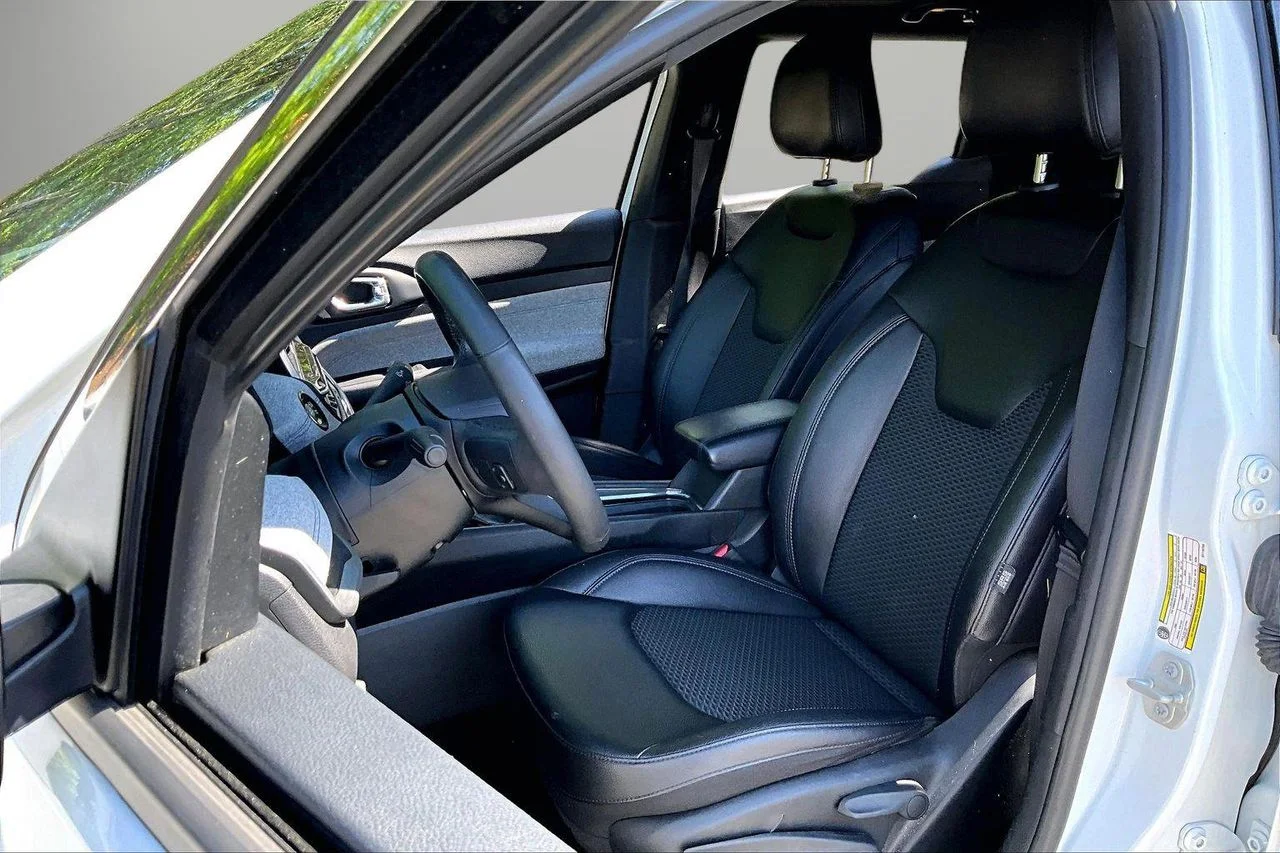 Used 2024 White/off-white Jeep Latitude image 20