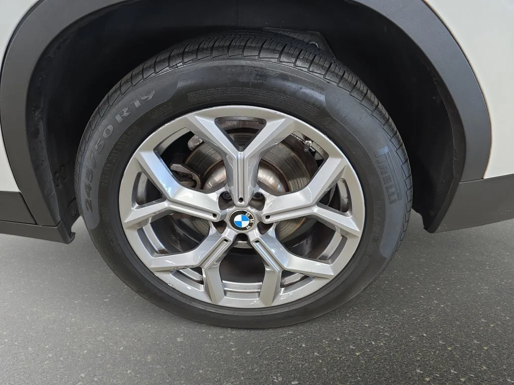 Used 2024 Alpine White BMW sDrive30i image 32