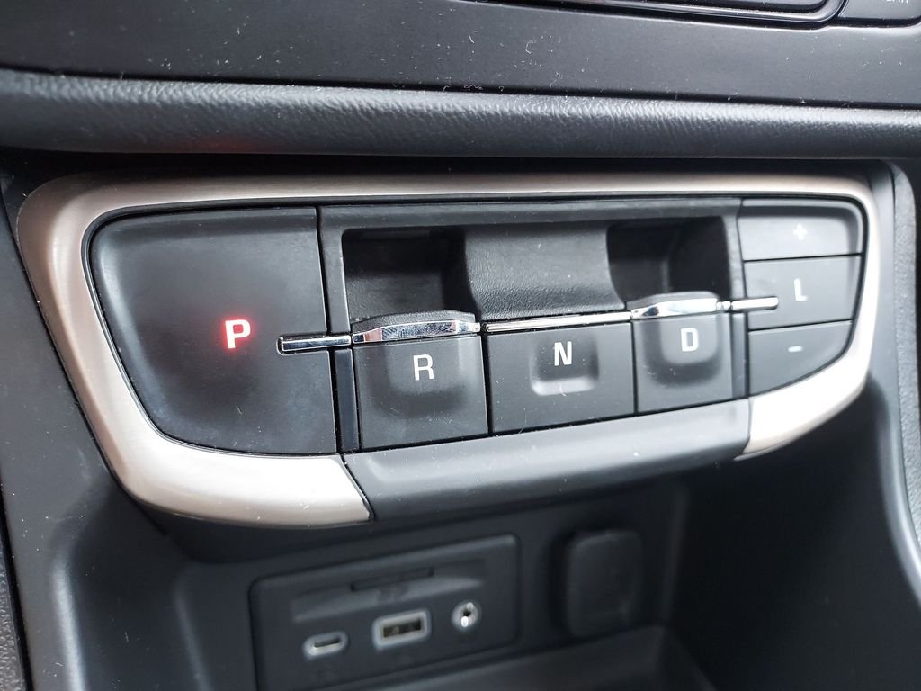 Used 2022 White GMC Denali image 25
