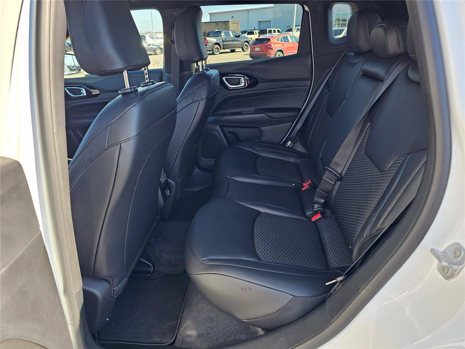 New 2026 Bright White Clearcoat Jeep Latitude Altitude image 30
