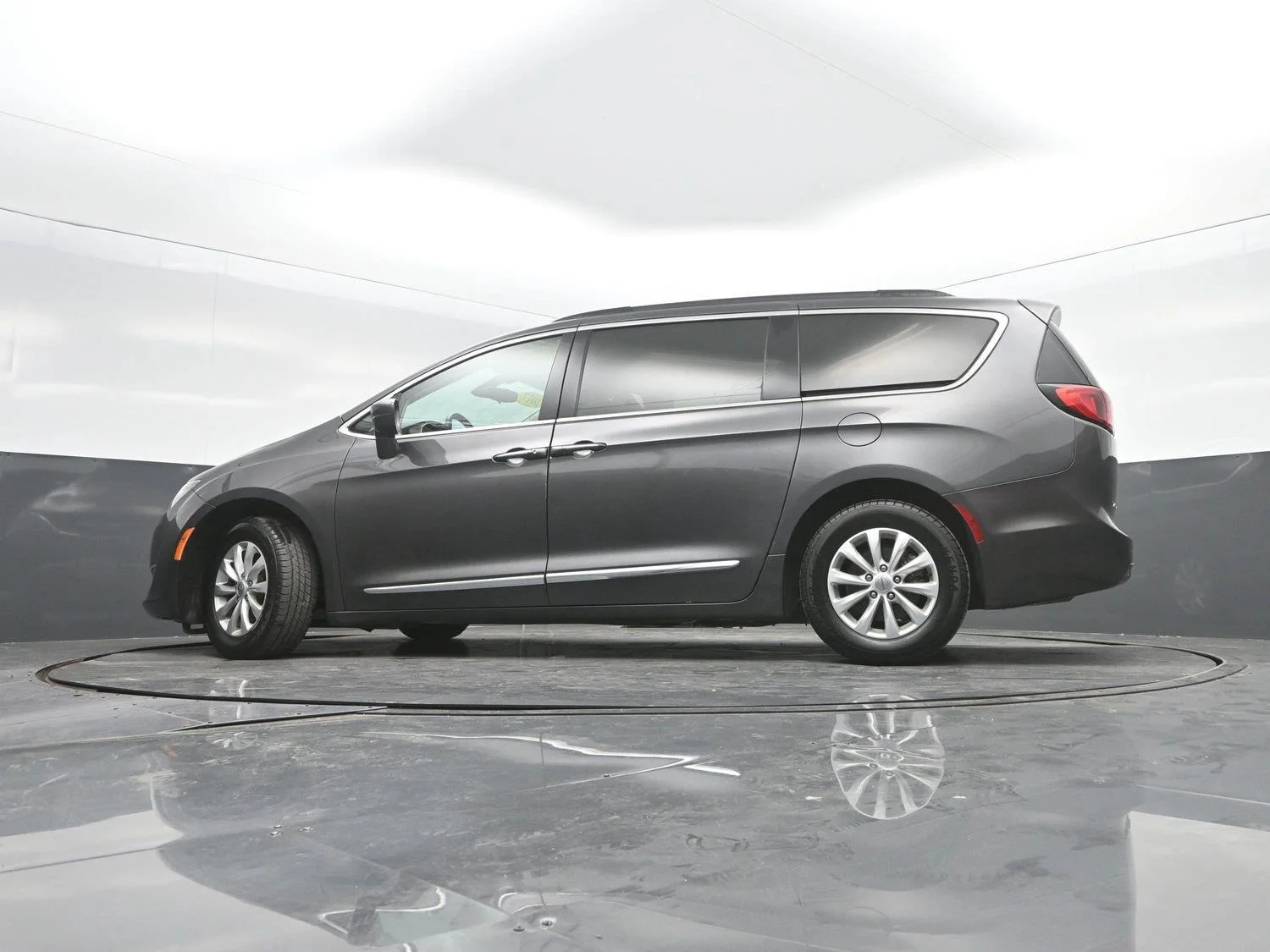 Used 2017 Granite Crystal Metallic Clearcoat Chrysler Touring-L image 30