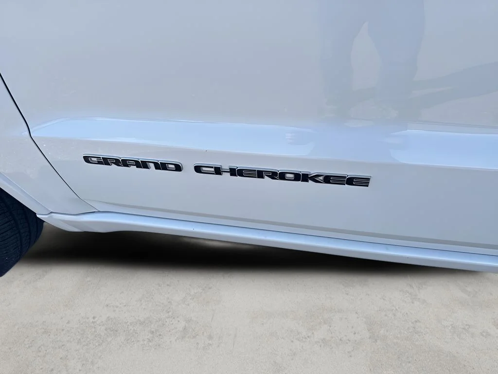 Used 2018 Ivory 3-Coat Jeep Overland image 5