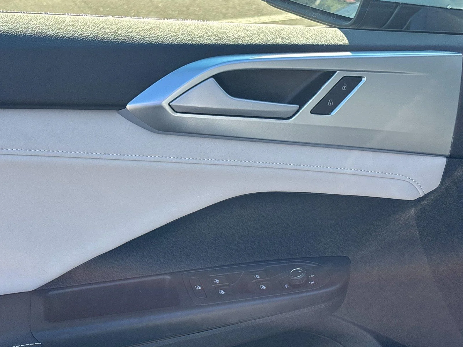 New 2027 Monument Gray Volkswagen SE image 13
