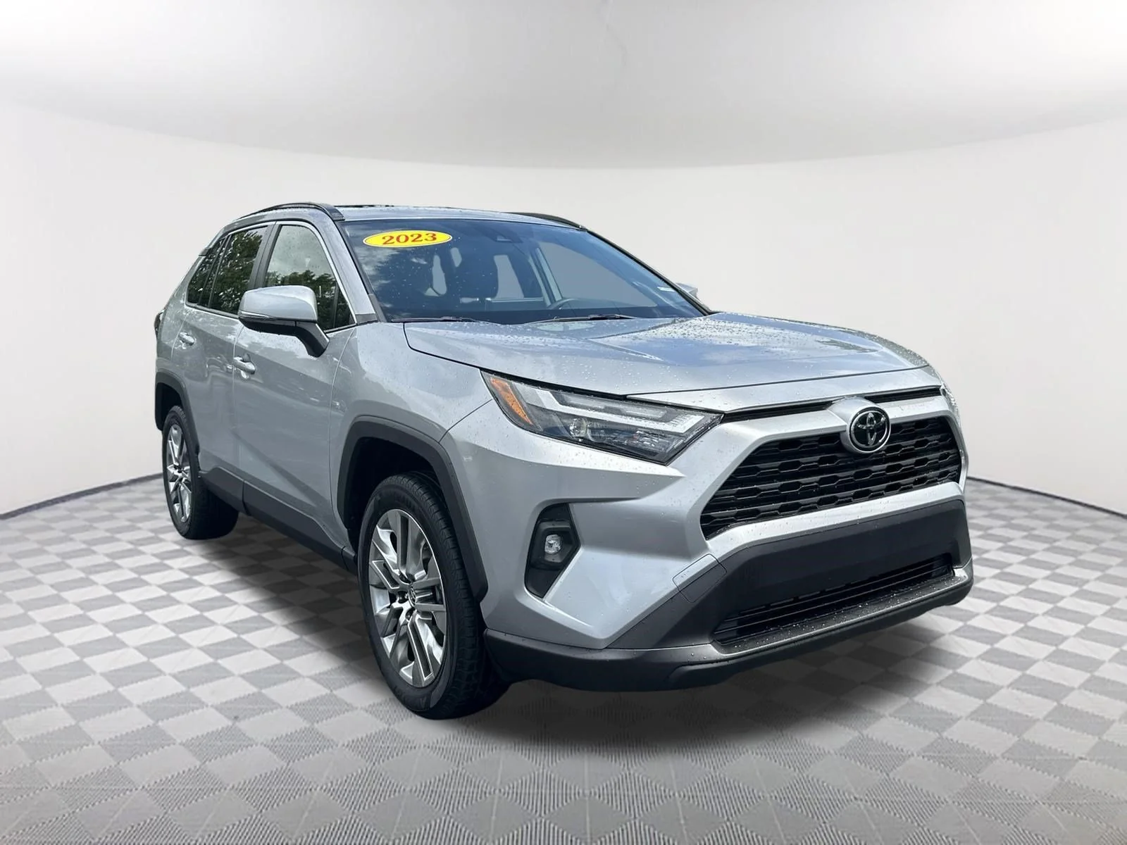 Used 2023 Silver Sky Metallic Toyota XLE Premium image 3
