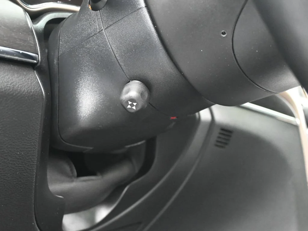 Used 2017 Diamond Black Crystal Pearlcoat Jeep Limited image 14
