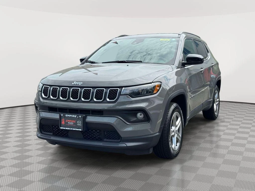 Used 2024 Sting-Gray Clearcoat Jeep Latitude 4x4 image 3