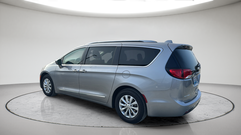 Used 2018 Silver Chrysler Touring L image 8