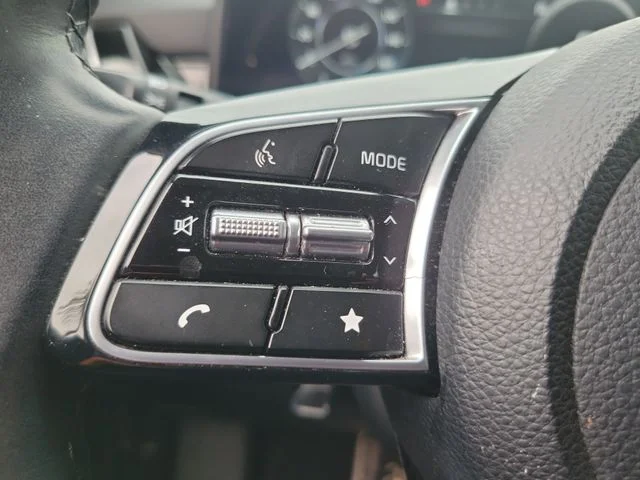 Used 2024 Snow White Pearl Kia S image 28