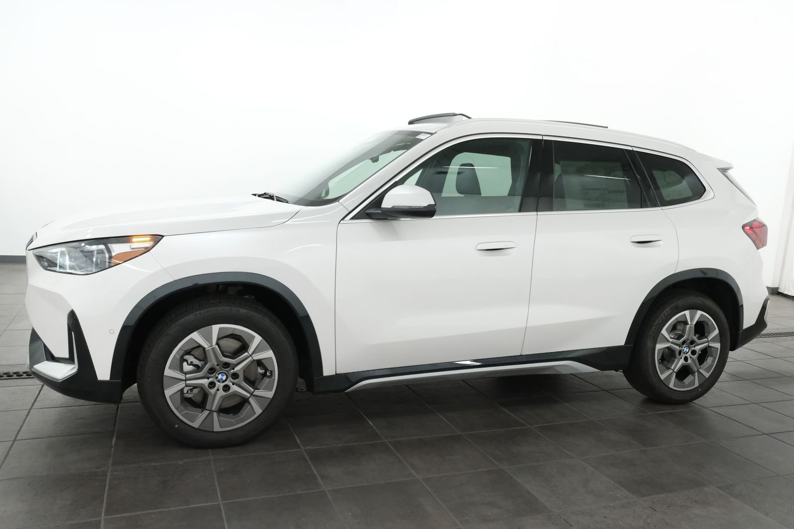New 2027 Mineral White Metallic BMW xDrive28i image 2