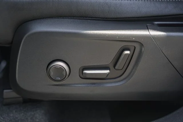 Certified Used 2025 Crystal White Volvo Plus image 38