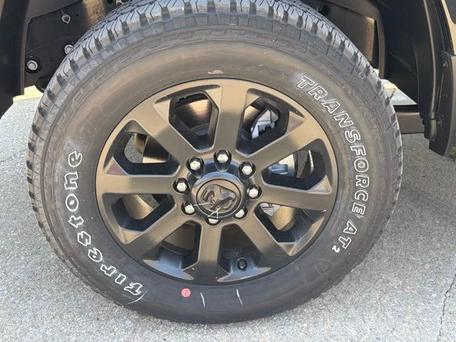 New 2026 Diamond Black Crystal Pearl-Coat Exterior Paint RAM Tradesman image 12