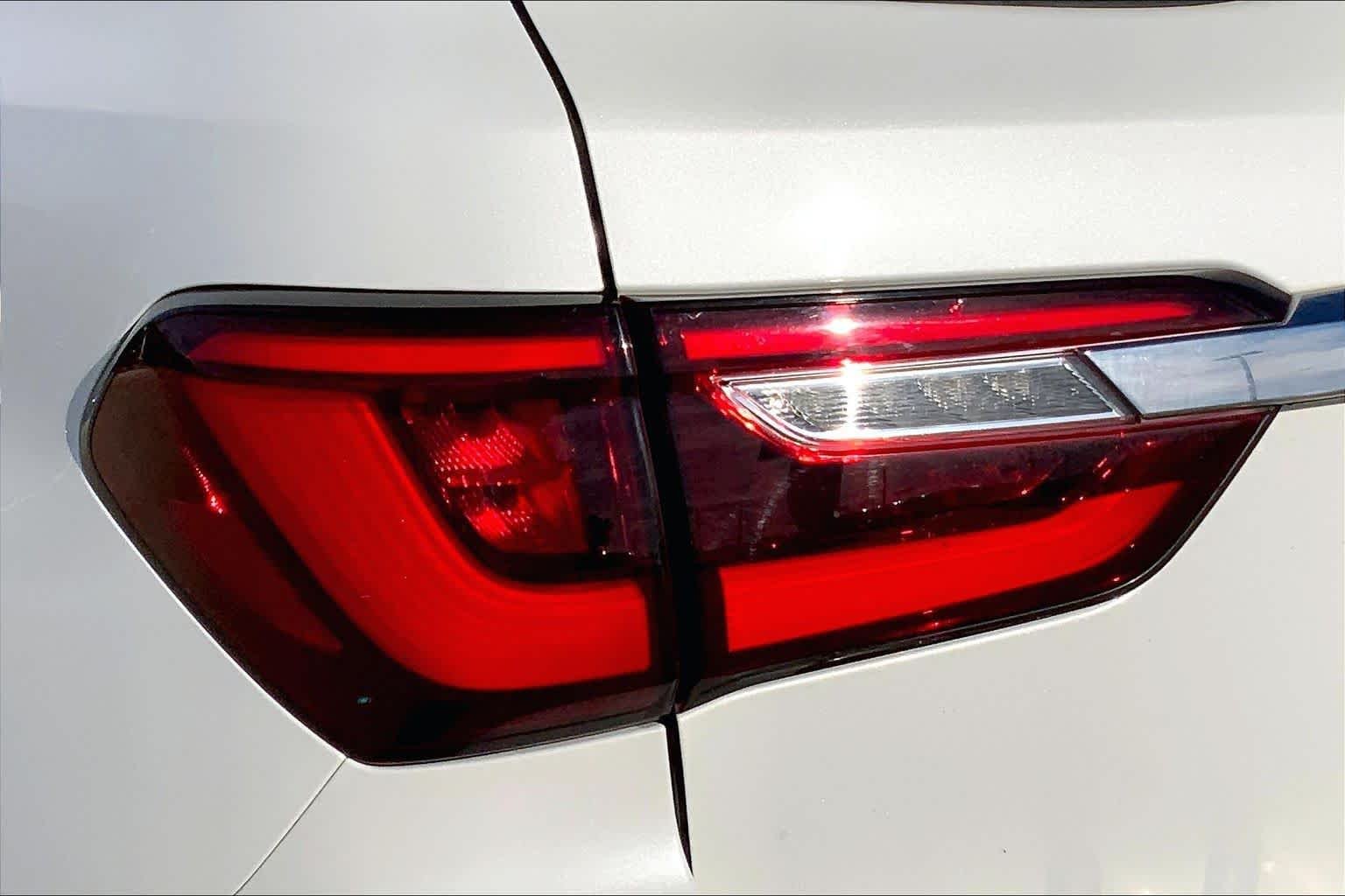 Used 2019 Moonstone White INFINITI LUXE image 28