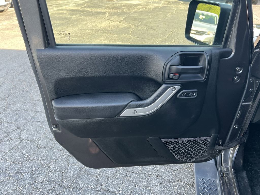 Used 2018  Jeep Sahara image 18