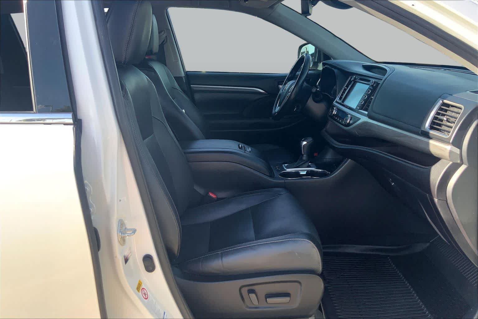 Used 2019 Blizzard Pearl Toyota Limited image 9