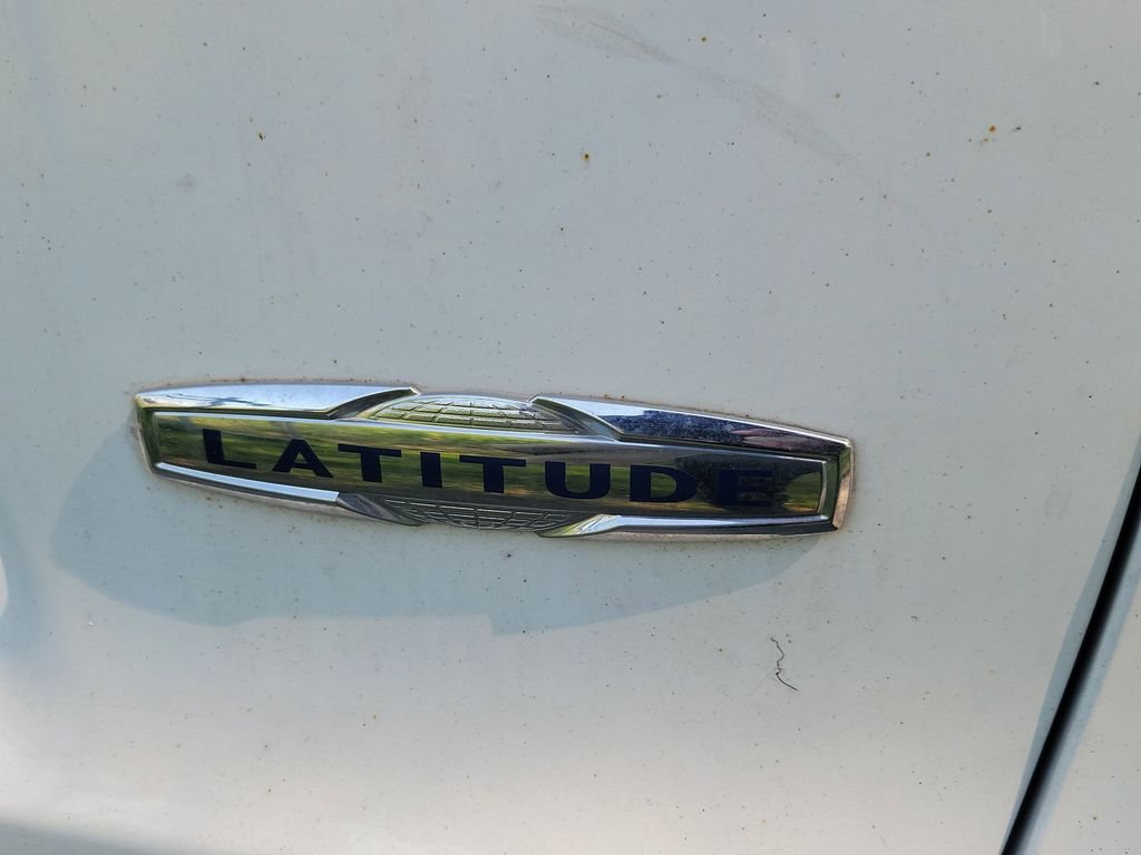 Used 2019 White Jeep Latitude image 4