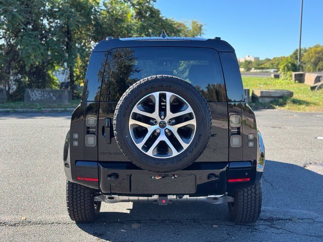 New 2026 Santorini Black Land Rover X-Dynamic SE image 4