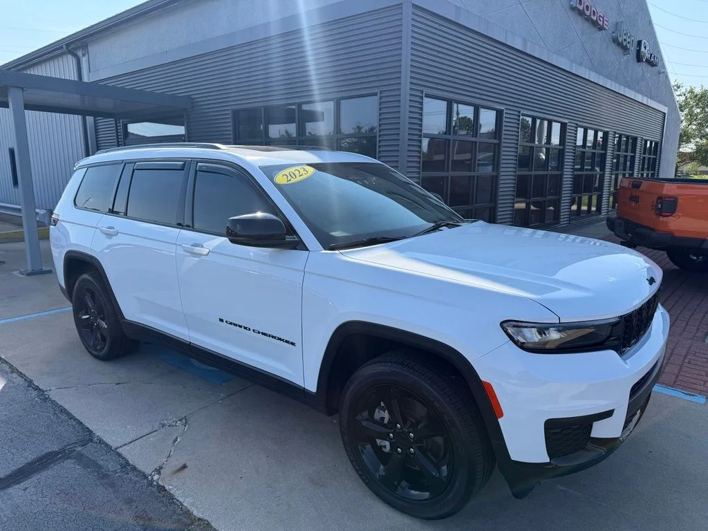 Used 2023 White Jeep Altitude image 5
