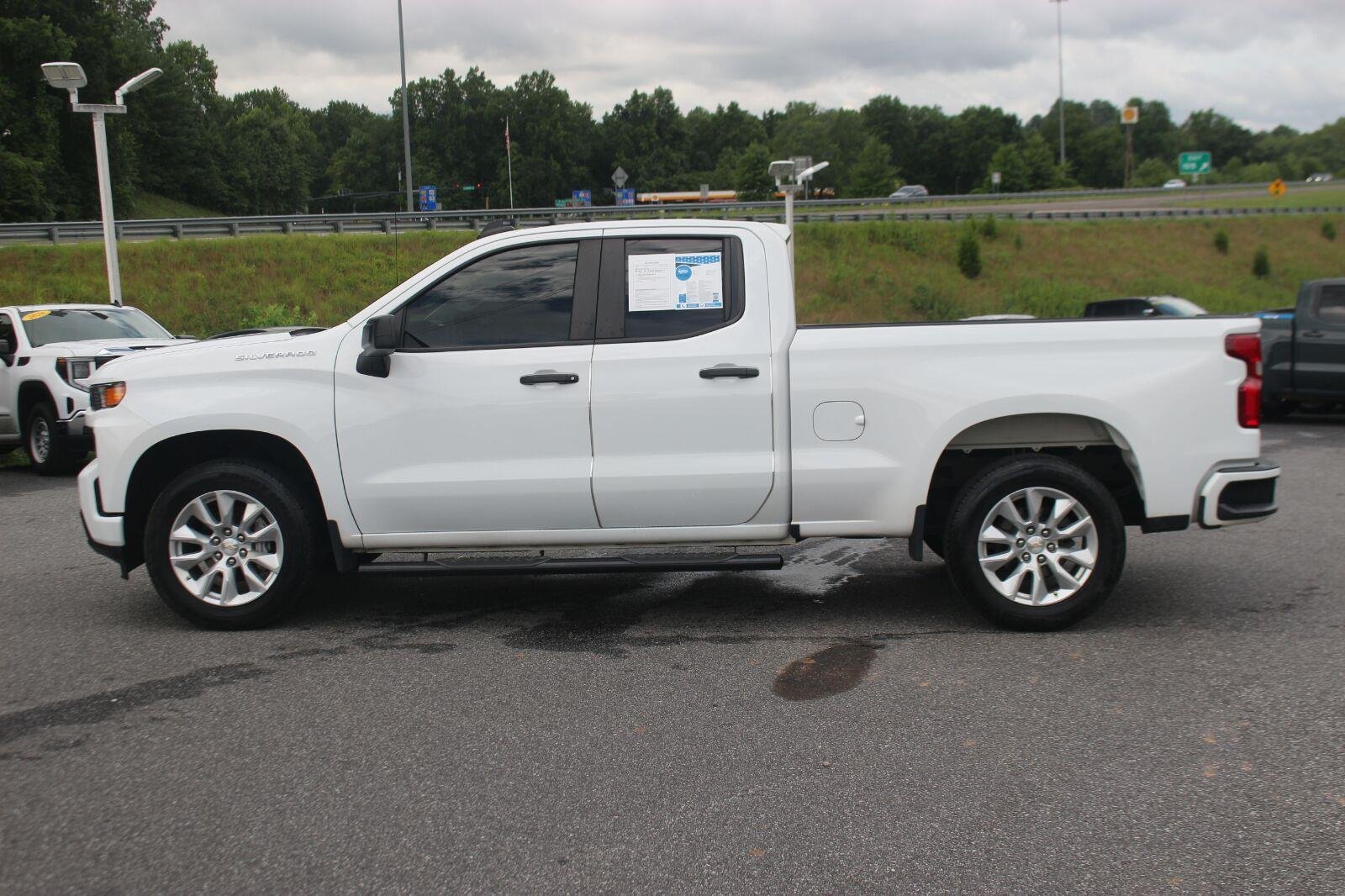 Used 2022 Summit White Chevrolet Custom image 4