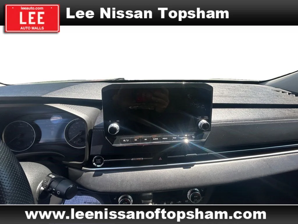 Used 2022 Silver Mitsubishi SE image 11